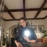 Claudia Sulewski Instagram - @chanelofficial 2024 cruise show ⚜️