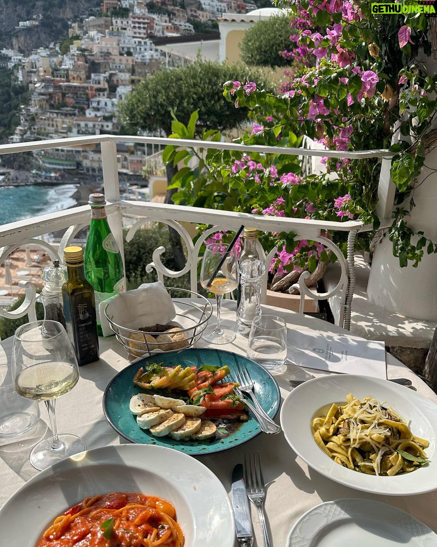 Claudia Sulewski Instagram - now that’s what you call a GIRL’S TRIP❣️ @la_casa_di_peppe