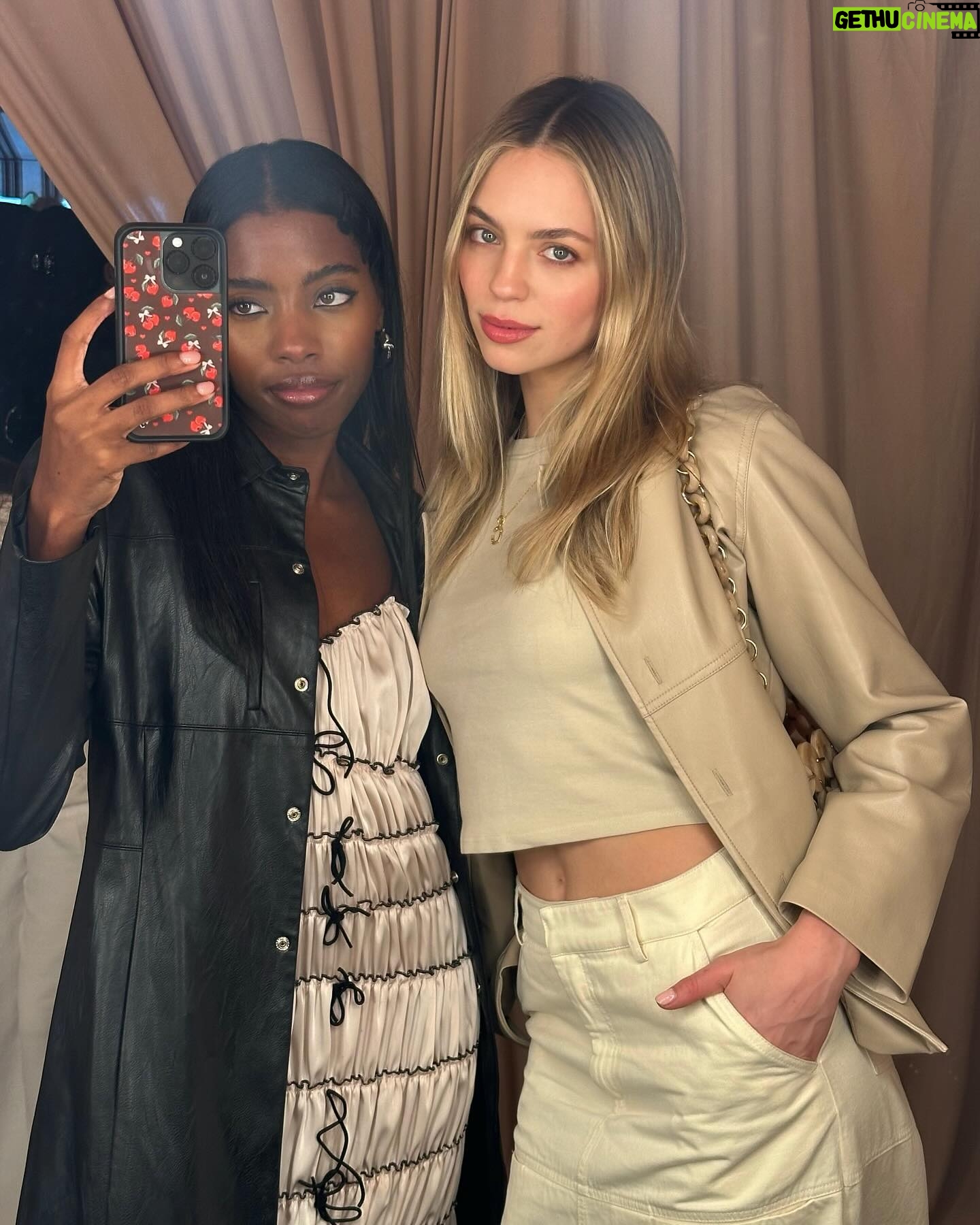 Claudia Sulewski Instagram - 🍨🍨suite dreams