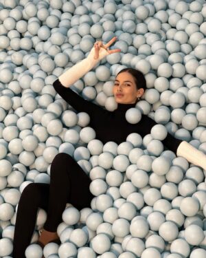 Cloé Cooper Instagram - Si nous devions résumer 2023 en quelques photos 🫶🏼
1 : Bucharest Les termes 
2 : madrid
3 : une nouvelle aventure 
4 : le bidou encore plat 
5 : l’annonce
6 : les boobs 
7: c’est une fille 💕
8: le ventre s’arrondit 
9: saint tropez 
10: Lou