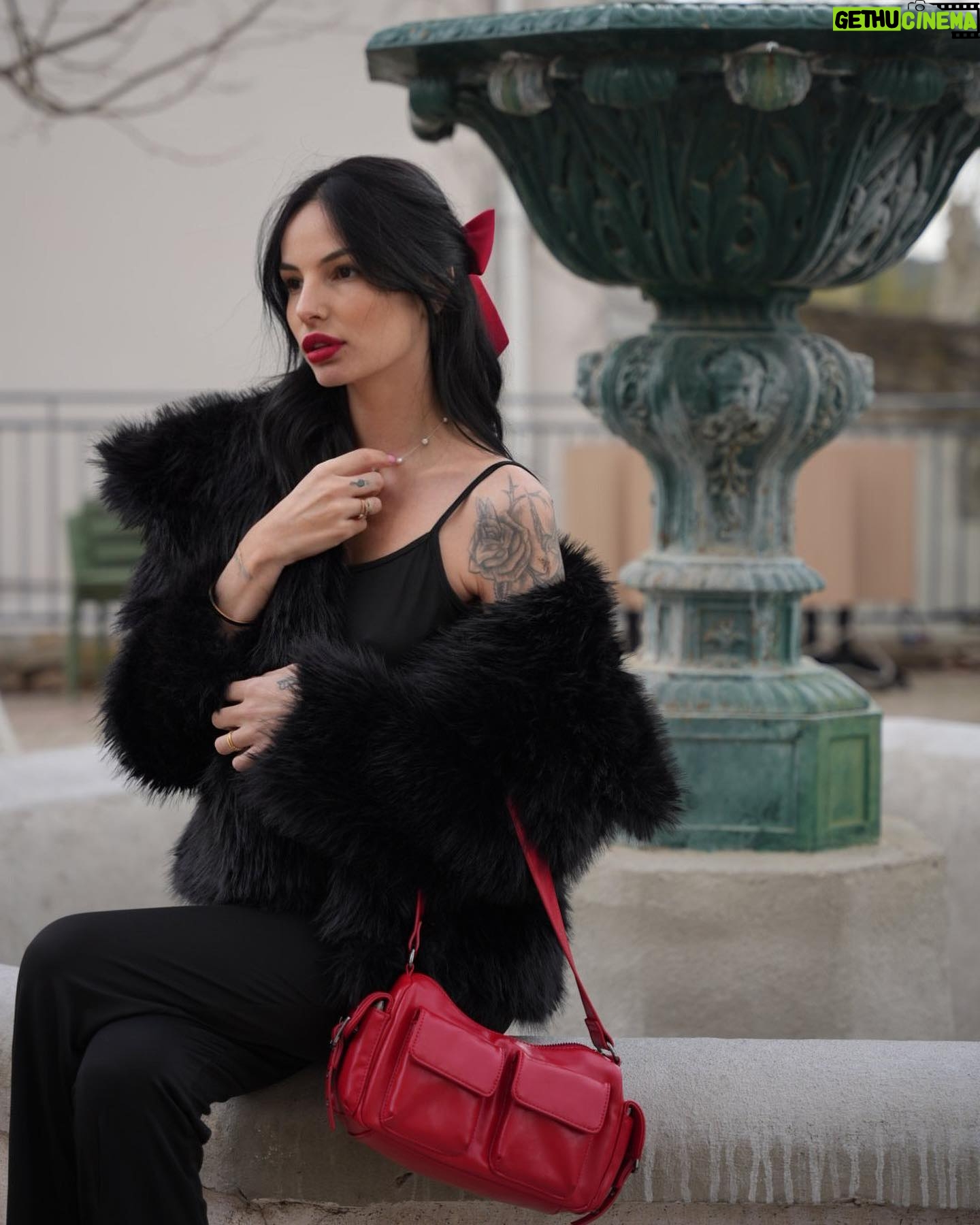 Cloé Cooper Instagram - Red is the new black ♥️ Publicité : profitez de -15% avec mon code CLOE02 dès 29€ d’achats et -20% dès 69€ d’achats Veste : ref 28953767 Combinaison : ref 14495637 #shein #sheinforall #accessibleettendance #sheinfrance