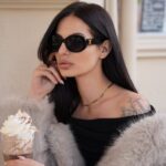 Cloé Cooper Instagram - Coffee time with @cluse Montre : La tetragone multifonction Gold Collier : elevé twisted snake gold Collaboration commerciale #cluse #cluseclub