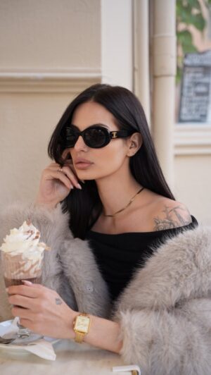Cloé Cooper Instagram - Coffee time with @cluse 

Montre : La tetragone multifonction Gold
Collier : elevé twisted snake gold 

Collaboration commerciale 
#cluse #cluseclub