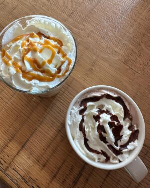Cloé Cooper Instagram - Starbucks life 🖤 ☕️ 
C’est quoi votre boisson fav du Starbucks ?