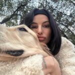 Cloé Cooper Instagram - Pov : tu forces ton chien à faire une photo . Ps : aucun toutou n’a été maltraité 😅