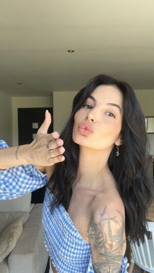 Cloé Cooper Instagram - Beach waves 🌊🐚 vous aimez ?