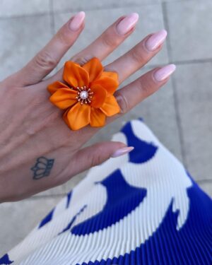 Cloé Cooper Instagram - Ces ongles et cette bague ??? Je suis in love 🧡💙
Vous aimez ? 

Merci @___queennails___  pour cette manucure 🧡
*prestation offerte