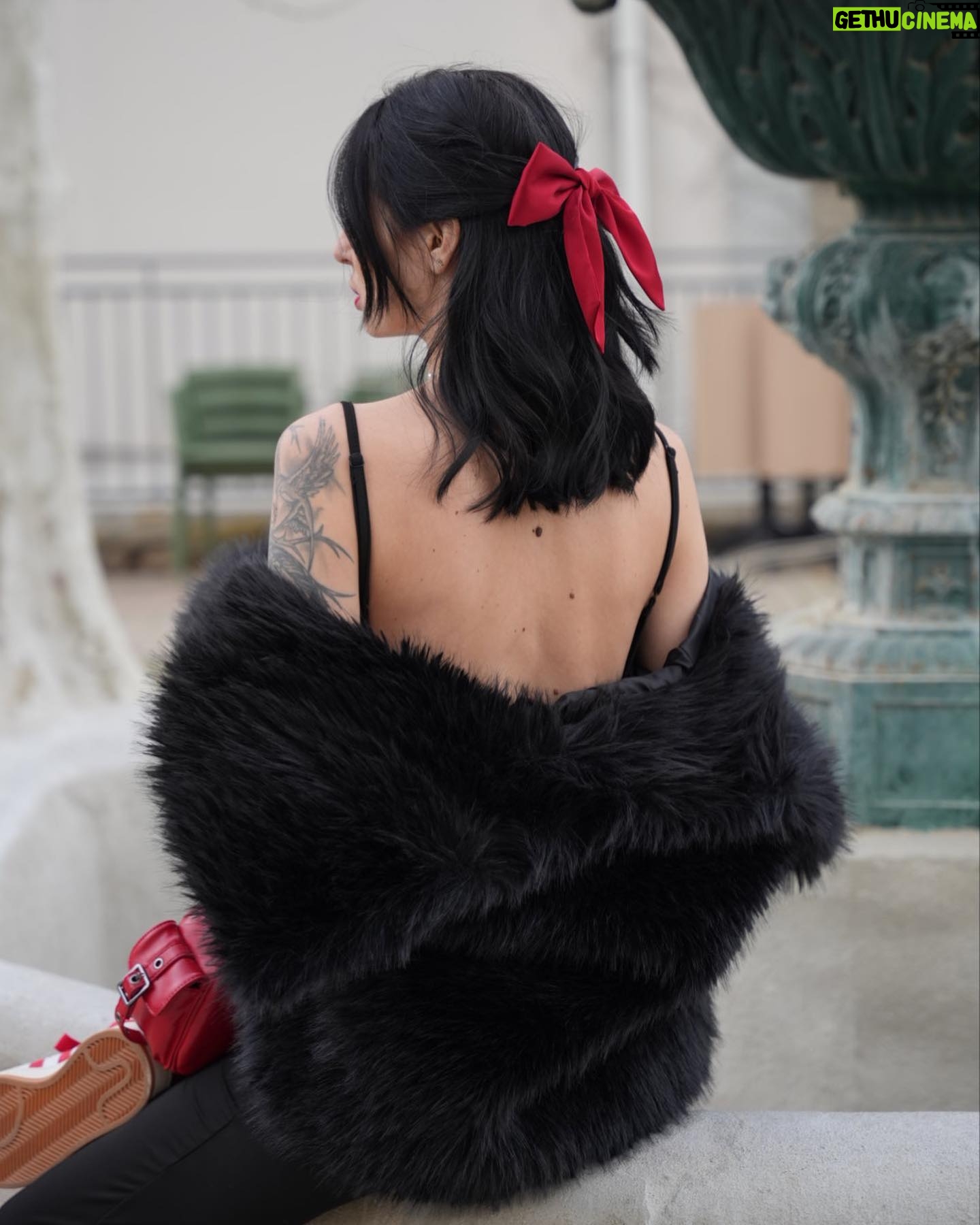 Cloé Cooper Instagram - Red is the new black ♥️ Publicité : profitez de -15% avec mon code CLOE02 dès 29€ d’achats et -20% dès 69€ d’achats Veste : ref 28953767 Combinaison : ref 14495637 #shein #sheinforall #accessibleettendance #sheinfrance