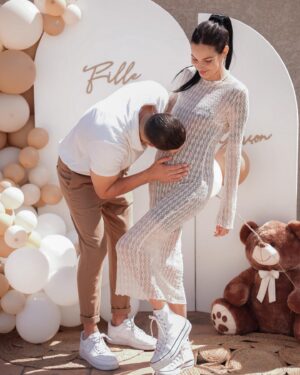 Cloé Cooper Instagram - Si nous devions résumer 2023 en quelques photos 🫶🏼
1 : Bucharest Les termes 
2 : madrid
3 : une nouvelle aventure 
4 : le bidou encore plat 
5 : l’annonce
6 : les boobs 
7: c’est une fille 💕
8: le ventre s’arrondit 
9: saint tropez 
10: Lou