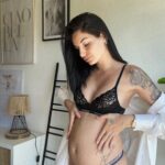 Cloé Cooper Instagram - Si nous devions résumer 2023 en quelques photos 🫶🏼 1 : Bucharest Les termes 2 : madrid 3 : une nouvelle aventure 4 : le bidou encore plat 5 : l’annonce 6 : les boobs 7: c’est une fille 💕 8: le ventre s’arrondit 9: saint tropez 10: Lou