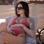Cloé Cooper Instagram - Si nous devions résumer 2023 en quelques photos 🫶🏼 1 : Bucharest Les termes 2 : madrid 3 : une nouvelle aventure 4 : le bidou encore plat 5 : l’annonce 6 : les boobs 7: c’est une fille 💕 8: le ventre s’arrondit 9: saint tropez 10: Lou