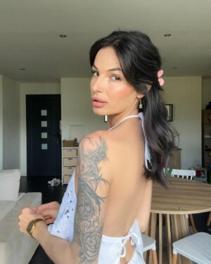 Cloé Cooper Instagram - Wavy and flower 🌸