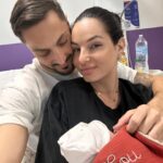 Cloé Cooper Instagram - Si nous devions résumer 2023 en quelques photos 🫶🏼 1 : Bucharest Les termes 2 : madrid 3 : une nouvelle aventure 4 : le bidou encore plat 5 : l’annonce 6 : les boobs 7: c’est une fille 💕 8: le ventre s’arrondit 9: saint tropez 10: Lou