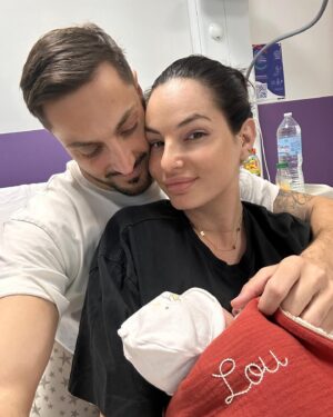 Cloé Cooper Instagram - Si nous devions résumer 2023 en quelques photos 🫶🏼
1 : Bucharest Les termes 
2 : madrid
3 : une nouvelle aventure 
4 : le bidou encore plat 
5 : l’annonce
6 : les boobs 
7: c’est une fille 💕
8: le ventre s’arrondit 
9: saint tropez 
10: Lou