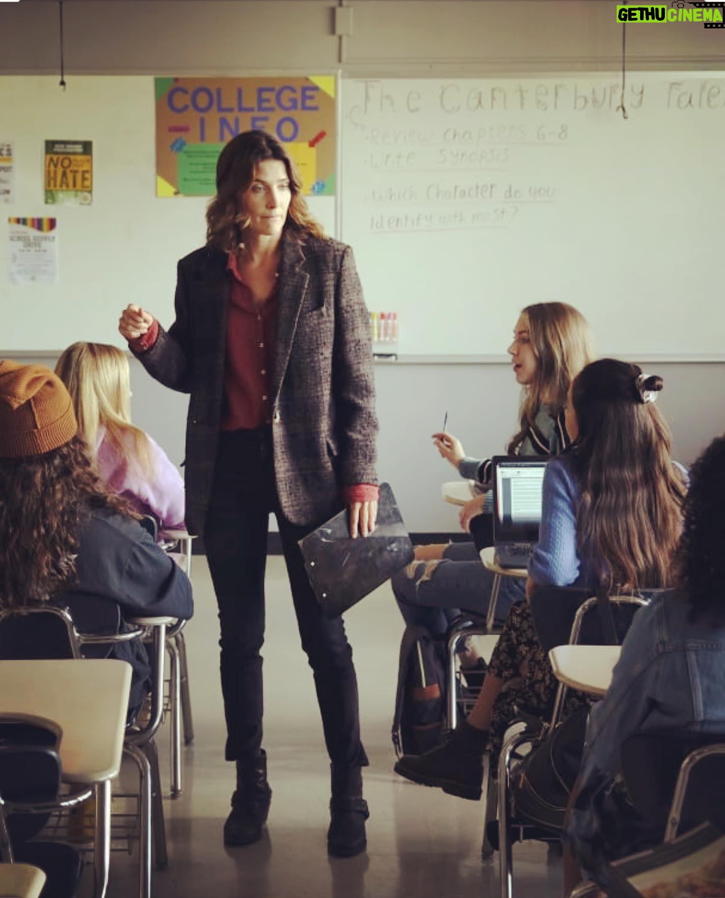 Cobie Smulders Instagram - What?? Have you ever tried to teach a class after a wild boozy night out where you potentially slept with your best friends gal? It ain’t easy. New #Stumptown episode tonight on @abcnetwork 10/9c.
