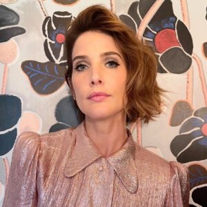 Cobie Smulders Instagram - Loved chatting on @latenightseth tonight about life and all things @americancrimestoryfx . Seth you are truly the best. 

Thanks to
💄 @jostrettell 
💇🏻‍♀️ @robertvetica 
💃 @erinwalshstyle 
♠️ @thevampireswife