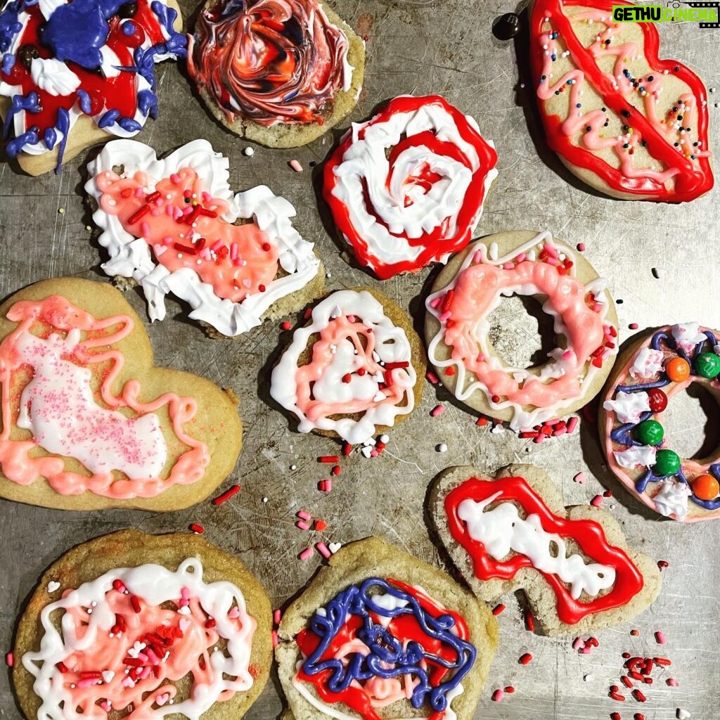 Cobie Smulders Instagram - Happy Valentines Loverz! Sending sprinkle covered love to all.❤️💜💕
