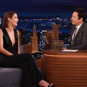 Cobie Smulders Instagram - Thank you @fallontonight for having me to chat tonight. I am still stress sweating from catch phrase
📸 by Sean Gallagher/NBC
Bedazzled jumpsuit- @zuhairmuradofficial 
💎 - @_katkim
💃 - @_jzg
Hairdo- @benskervin 
💄 - @robertsesnek