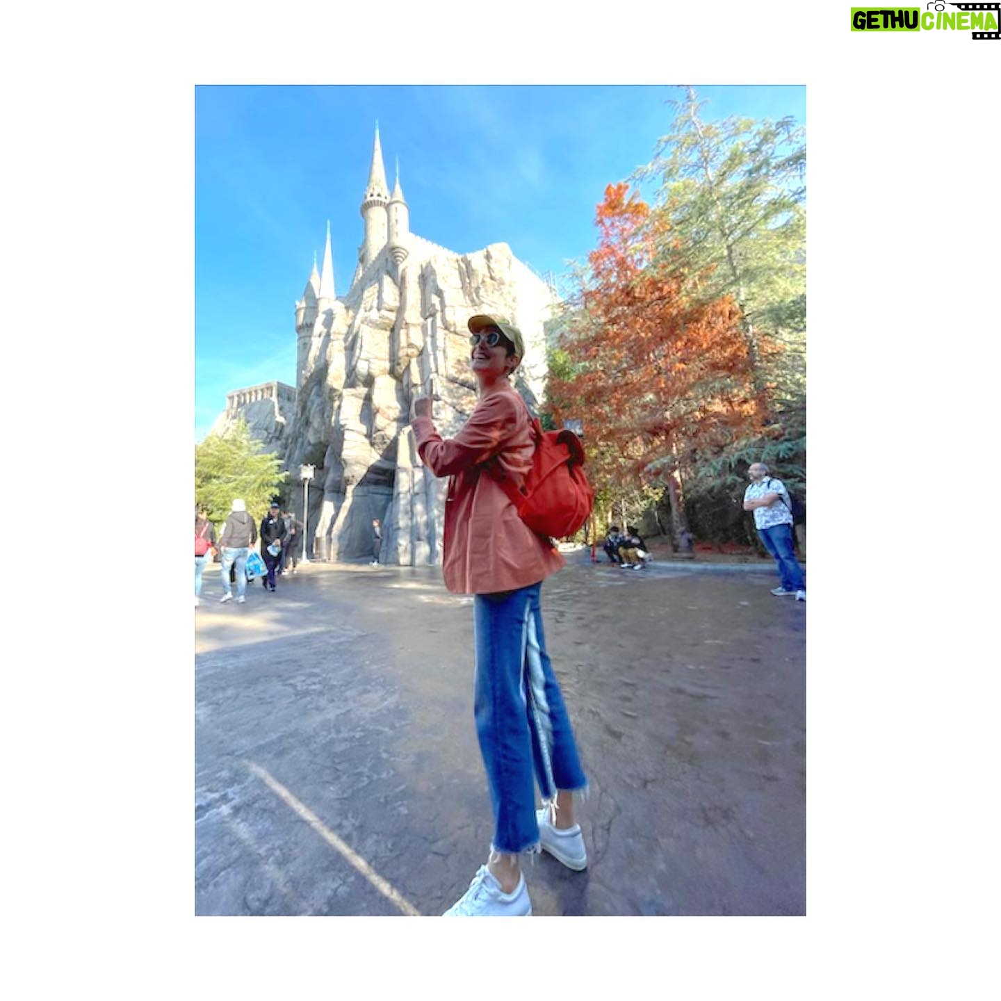Cobie Smulders Instagram - Thank you for a magical treat filled day @unistudios and to Chris for showing us around! 🏰 🪄