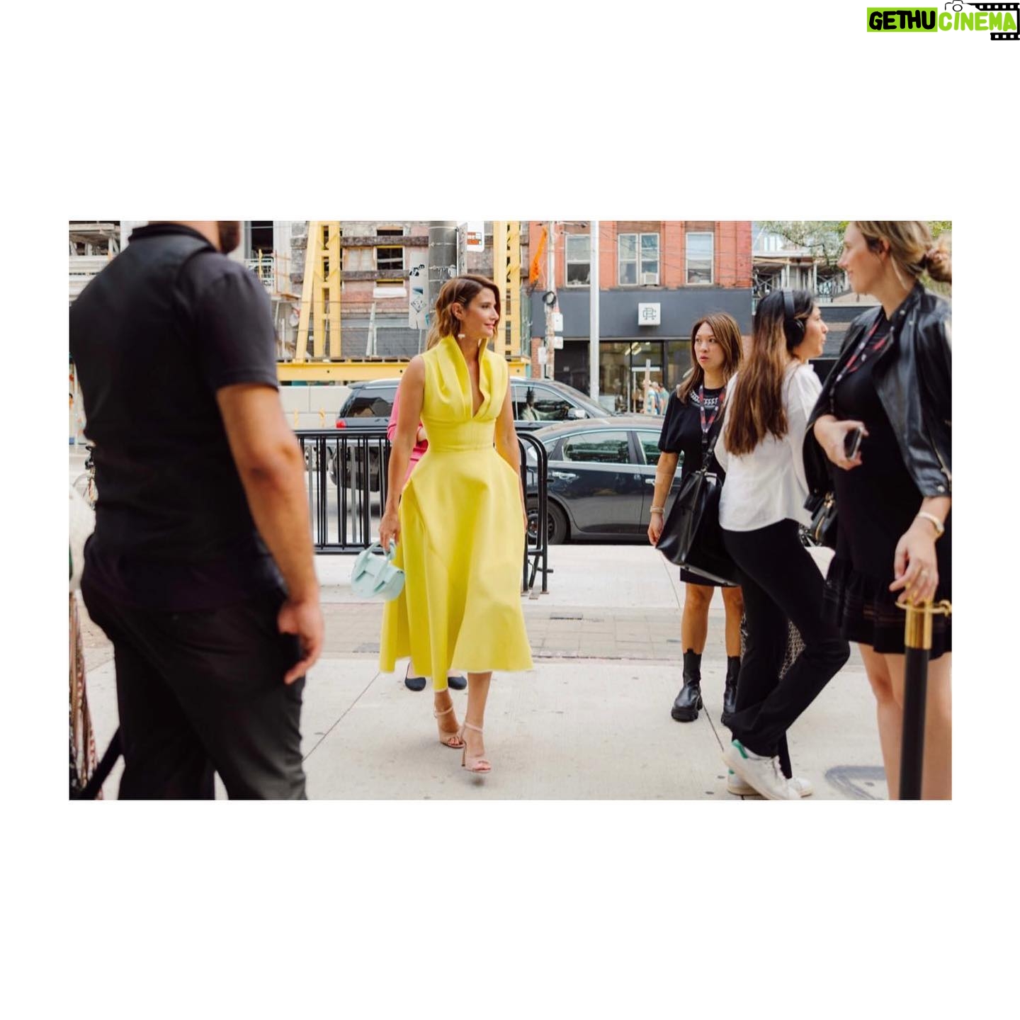 Cobie Smulders Instagram - Had a whirlwind weekend in Toronto at #tiff22 to promote @highschoolonfreevee Thanks to the team… Makeup: @desiraecherman Hair: @brittanwhite Dress: @toni_maticevski Shoes: @piferi Baubles: @alexandrahakim @deandavidson Stylist: @_jzg