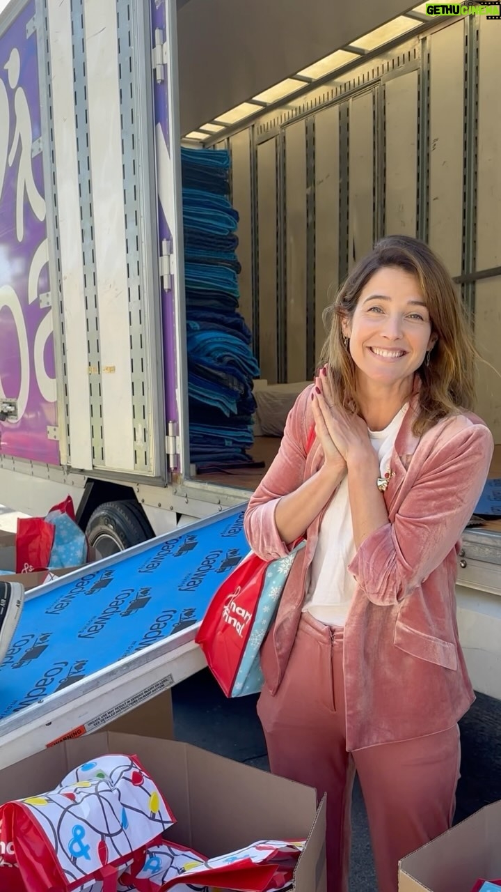 Cobie Smulders Instagram - Itβs the most wonderful time of the year! ππ
π»π π Thank you to @baggallini @jakkspacific.toys @fatbraintoys @smartfinal @lovedbaby and last minute day saver @roadwaymoving for donating goods to help a very special group of young moms in the LA area. You helped us spread major holiday cheer β€οΈ