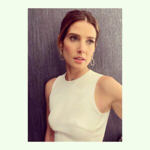 Cobie Smulders Instagram - What a night! I’m in love with this lewk and with @kchenoweth❤️#latelateshow
Thanks be to.. @jostrettell @robertvetica @erinwalshnyc 👗: @davidkomalondon 
Earrings: @janedarensbourg 
Rings: @_katkim 👠: @louboutinworld