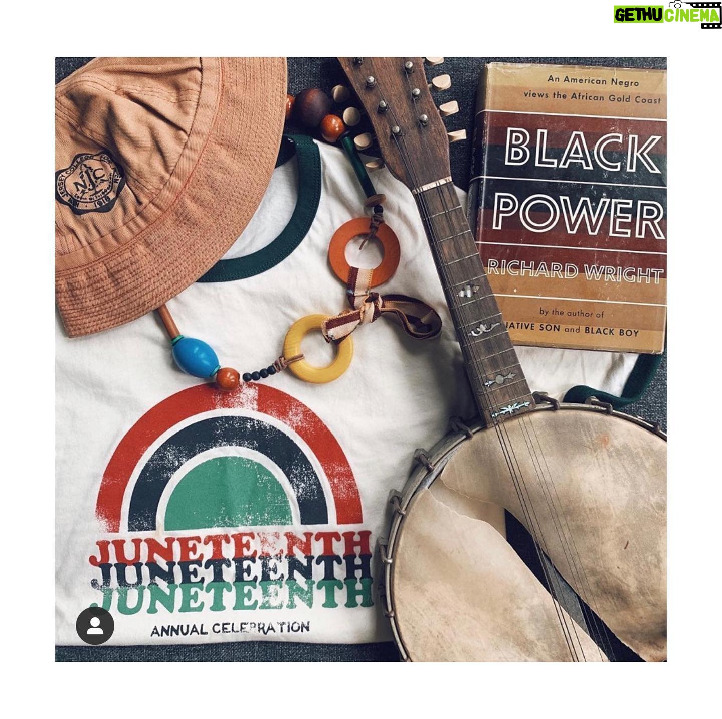 Cobie Smulders Instagram - I am here to amplify. Learning a lot along the way. In my searching I found some amazing Businesses. Check them out. They are incredible. Slides go in the below order.. @ujamaabox - special curated finds boxed and delivered. @blkmktvintage - amazing vintage finds and collectables. @unwrp - offer beautiful sustainable gifting options. @thehoneypotco - plant based feminine care system. @mikailasbees - 15 year old girl selling delicious lemonade and other honey based products. Please send me more businesses to check out. โค๏ธ๐งก๐๐๐๐