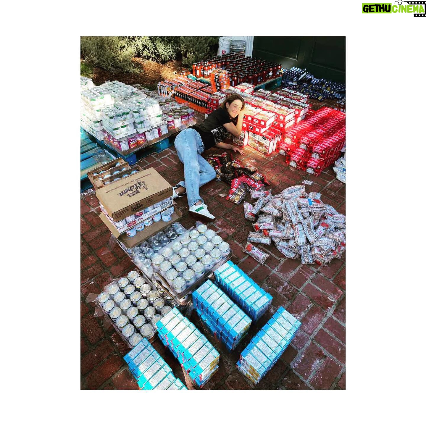 Cobie Smulders Instagram - HUGE APPRECIATION POST!! We spent last week putting together holiday bags for participants of the McVee program in partnership with @savethechildren Thank you so much to.. @smartfinal for the windfall of non-perishable items. @lovedbaby for the organic oh so soft adorable infant clothing. @manhattantoy for the amazing toys β€οΈπ