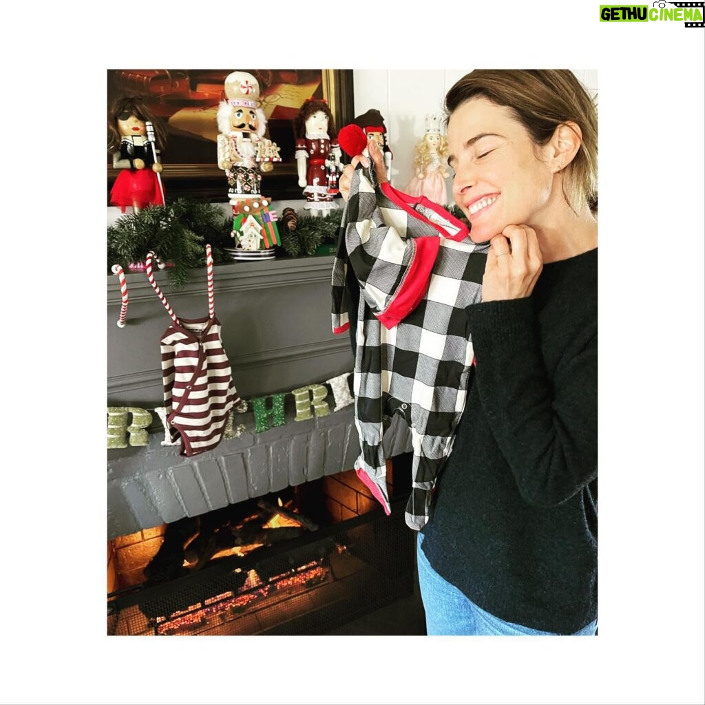 Cobie Smulders Instagram - HUGE APPRECIATION POST!! We spent last week putting together holiday bags for participants of the McVee program in partnership with @savethechildren Thank you so much to.. @smartfinal for the windfall of non-perishable items. @lovedbaby for the organic oh so soft adorable infant clothing. @manhattantoy for the amazing toys ❤️🎄