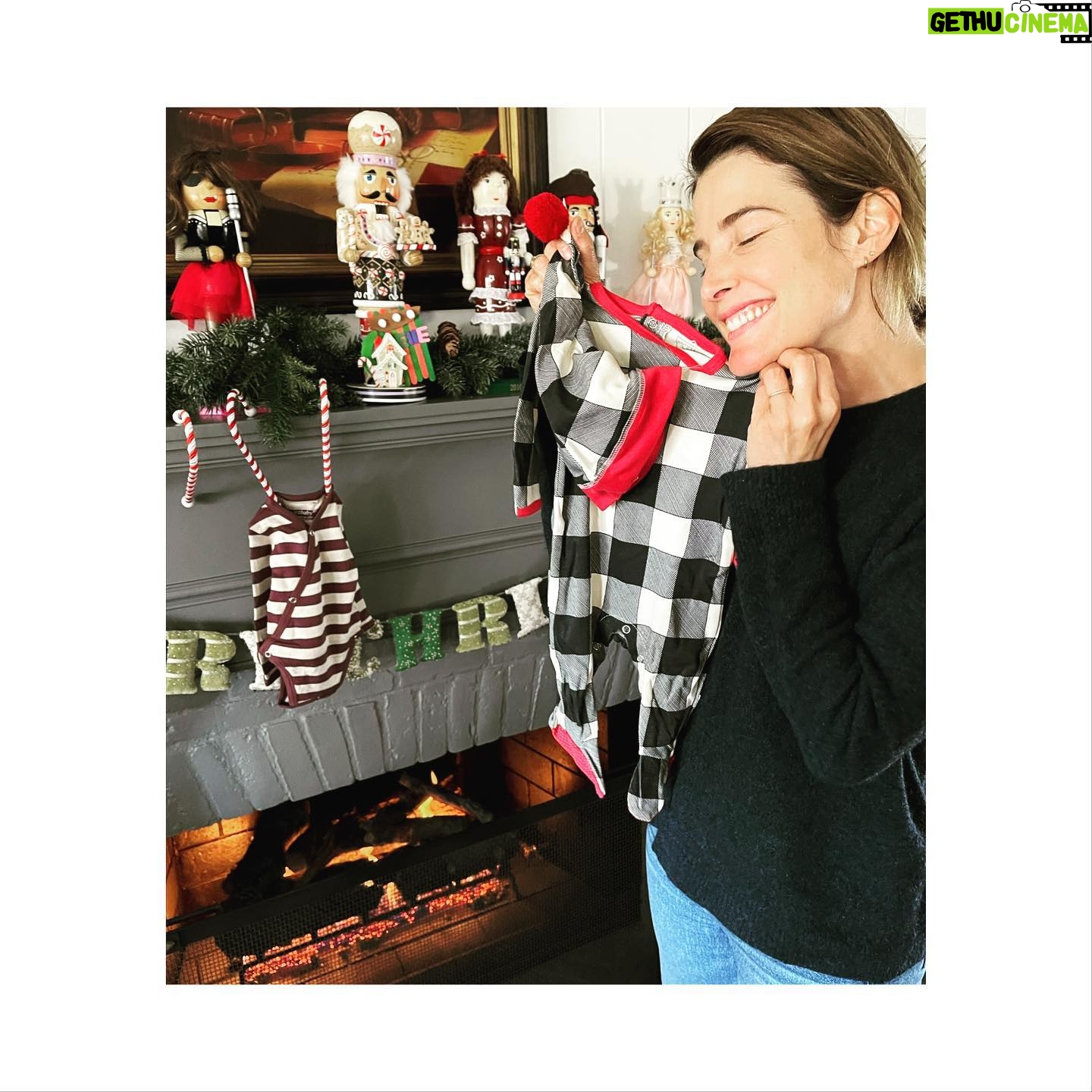 Cobie Smulders Instagram - HUGE APPRECIATION POST!! We spent last week putting together holiday bags for participants of the McVee program in partnership with @savethechildren Thank you so much to.. @smartfinal for the windfall of non-perishable items. @lovedbaby for the organic oh so soft adorable infant clothing. @manhattantoy for the amazing toys β€οΈπ