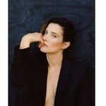Cobie Smulders Instagram - Many thanks to the gang from @thecut for this wonderful piece written by love bug @annasilman and shot by @ryanpfluger. https://www.thecut.com/2019/11/cobie-smulders-stumptown-bisexual-veteran.html
