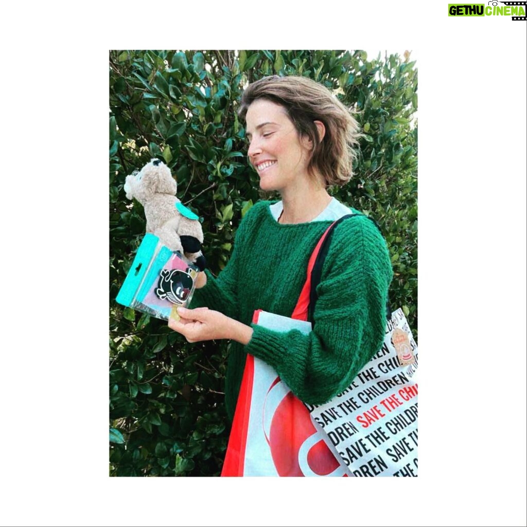 Cobie Smulders Instagram - HUGE APPRECIATION POST!! We spent last week putting together holiday bags for participants of the McVee program in partnership with @savethechildren Thank you so much to.. @smartfinal for the windfall of non-perishable items. @lovedbaby for the organic oh so soft adorable infant clothing. @manhattantoy for the amazing toys ❤️🎄