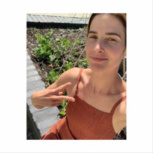 Cobie Smulders Instagram - Happy #Earthday Everyone!! Just me and my peas. 
I think that being isolated together gives us an opportunity to look at the way we can lower our carbon footprint and help our planet. Here are a few things I am doing...if your interested in them please head to my stories to find out where to find these products. If your looking for a place to put your dough, please consider donating to @oceana who is doing incredible work preserve our oceans.

1. Eating Less Animal Products
I only eat animal products for one meal a day. This is the greatest way you can help the environment. Maybe start with implementing @meatlessmonday in your life. Reducing your consumption of meat helps lower your carbon footprint, saves water, lowers the use of fossil fuels and is great for your heart and kidneys!

2. Shop a CSA Farmbox
Support a local CSA (community supported agriculture), get veggies from local farms in your area delivered to your house. Here in California I get the CSA box from @FarmFreshToYou that is delicious! Or find a Farmers market when we are out of isolation.

3. Replace Single Use Plastic Storage Bags
A small, easy and affordable green option is replacing your single use plastic bags with STASHER BAGS. @stasherbag

4. Smart Sheep Dryer Balls
Replacing the standard chemical filled dryer sheets and fabric softener, these @dryer.balls cut drying time, soften your clothes and reduce static. They are made in Nepal and packaged by work at home moms in Utah, employing over 150 women and minorities with a strong living wage.