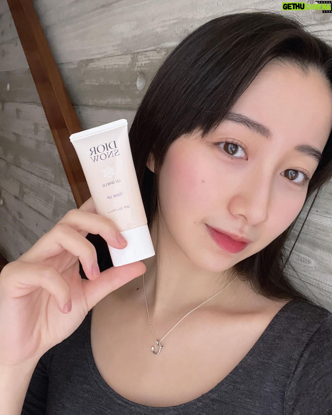 Cocomi Instagram - 今日のメイクは、ナチュラルな気分でしたので、DiorスノーのトーンアップUVシールドと、アイブロウとコンシーラーとリップだけでした。⸜❄️⸝ ・ コンシーラーは、Diorバックステージの0Nを使ってます。