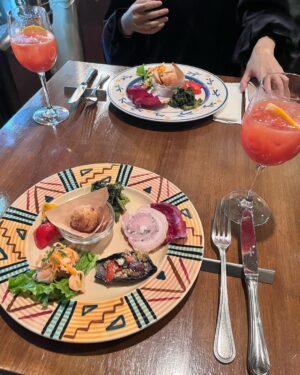 Cocomi Instagram - 最近のご馳走やその他もろもろ投稿🥰
・
冬は乾燥が天敵なので保湿多めで乗り切りましょう‼️
・
 #diorsnow @diorbeauty
・
前髪伸びたなぁ💭
・
 #小指長くないか姉さん