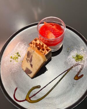Cocomi Instagram - 最近のご馳走やその他もろもろ投稿🥰
・
冬は乾燥が天敵なので保湿多めで乗り切りましょう‼️
・
 #diorsnow @diorbeauty
・
前髪伸びたなぁ💭
・
 #小指長くないか姉さん