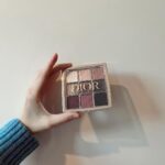 Cocomi Instagram - ブルベ優勝アイパレットを使ってお出かけしました♡！🥳 こちらは、是非ブルベの皆さんに試してみたいのですが、2月9日に登場するDiorバックステージアイパレットです🥰🥰🥰 ・ お色は002スモーキーです🥳✨是非みてみてください〜‼️ ・ @diorbeauty #ディオールバックステージ