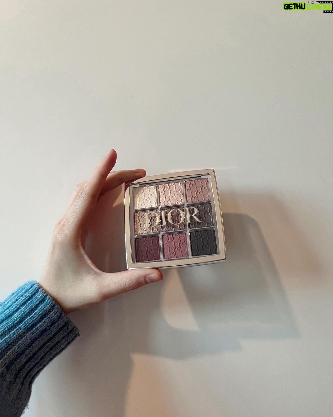 Cocomi Instagram - ブルベ優勝アイパレットを使ってお出かけしました♡!🥳 こちらは、是非ブルベの皆さんに試してみたいのですが、2月9日に登場するDiorバックステージアイパレットです🥰🥰🥰 ・ お色は002スモーキーです🥳✨是非みてみてください〜‼️ ・ @diorbeauty #ディオールバックステージ