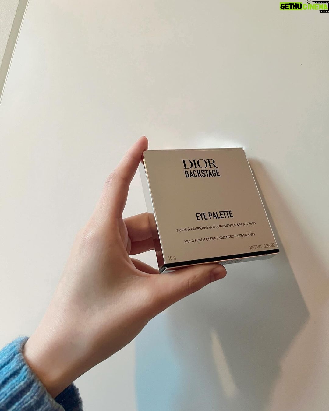 Cocomi Instagram - ブルベ優勝アイパレットを使ってお出かけしました♡!🥳 こちらは、是非ブルベの皆さんに試してみたいのですが、2月9日に登場するDiorバックステージアイパレットです🥰🥰🥰 ・ お色は002スモーキーです🥳✨是非みてみてください〜‼️ ・ @diorbeauty #ディオールバックステージ