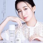 Cocomi Instagram - ディオール スノー エッセンス オブ ライト セラム が本日登場‼️🤩🤩🤩 ディオールスノーに、ニキビを防ぐ効果が加わり、最強オブ最強美容液に。。。。。 着け心地がとにかく「すごい」ので、是非1度試してみて下さいませ🥰 ・ @diorbeauty #ディオールスノー ・ @bitekicom 👈please check!!!!