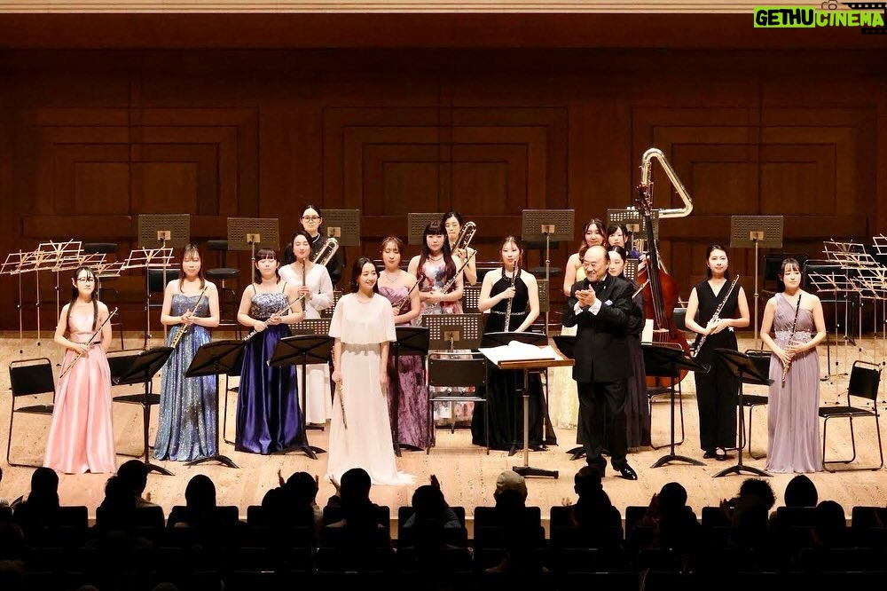 Cocomi Instagram - 第44回日本フルートフェスティバル in Tokyo‼️ @すみだトリフォニーホール ・ Theレジェンド、工藤重典先生とアンコールでデュオも演奏させて頂きました🥳 ・ 平成チームで挑んだフルートオーケストラでのシャミナード コンチェルティーノop107。 オーケストラとはまた違く、室内楽を演奏しているかのような感覚でした。最高な思い出になりました‼️ 豪華なオーケストラメンバー。第44回は参加人数が過去最多とのこと‼️歴史的な瞬間に立ち会えて幸せでした🥳 ・ 会場にお越しくださった皆様もありがとうございました‼️🤩