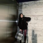 Cocomi Instagram – Dior ブックトート🥰✨ 可愛すぎですね〜。。。♡ @Dior Santa Claus 🎅🩶🤍
・
ヒール履いてる時は壁に寄りかかって足を少し前に置いてピーンと膝を真っ直ぐにすると盛れます👀
・
📸by 妹シスター豆アマゾン
・
#ootd