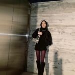 Cocomi Instagram – Dior ブックトート🥰✨ 可愛すぎですね〜。。。♡ @Dior Santa Claus 🎅🩶🤍
・
ヒール履いてる時は壁に寄りかかって足を少し前に置いてピーンと膝を真っ直ぐにすると盛れます👀
・
📸by 妹シスター豆アマゾン
・
#ootd