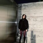 Cocomi Instagram – Dior ブックトート🥰✨ 可愛すぎですね〜。。。♡ @Dior Santa Claus 🎅🩶🤍
・
ヒール履いてる時は壁に寄りかかって足を少し前に置いてピーンと膝を真っ直ぐにすると盛れます👀
・
📸by 妹シスター豆アマゾン
・
#ootd