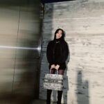 Cocomi Instagram – Dior ブックトート🥰✨ 可愛すぎですね〜。。。♡ @Dior Santa Claus 🎅🩶🤍
・
ヒール履いてる時は壁に寄りかかって足を少し前に置いてピーンと膝を真っ直ぐにすると盛れます👀
・
📸by 妹シスター豆アマゾン
・
#ootd