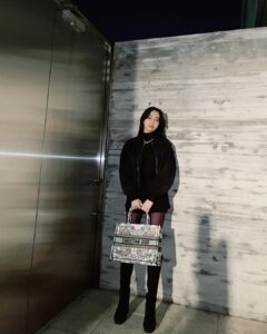 Cocomi Instagram - Dior ブックトート🥰✨ 可愛すぎですね〜。。。♡ @Dior Santa Claus 🎅🩶🤍 ・ ヒール履いてる時は壁に寄りかかって足を少し前に置いてピーンと膝を真っ直ぐにすると盛れます👀 ・ 📸by 妹シスター豆アマゾン ・ #ootd