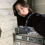 Cocomi Instagram - Dior ブックトート🥰✨ 可愛すぎですね〜。。。♡ @Dior Santa Claus 🎅🩶🤍 ・ ヒール履いてる時は壁に寄りかかって足を少し前に置いてピーンと膝を真っ直ぐにすると盛れます👀 ・ 📸by 妹シスター豆アマゾン ・ #ootd