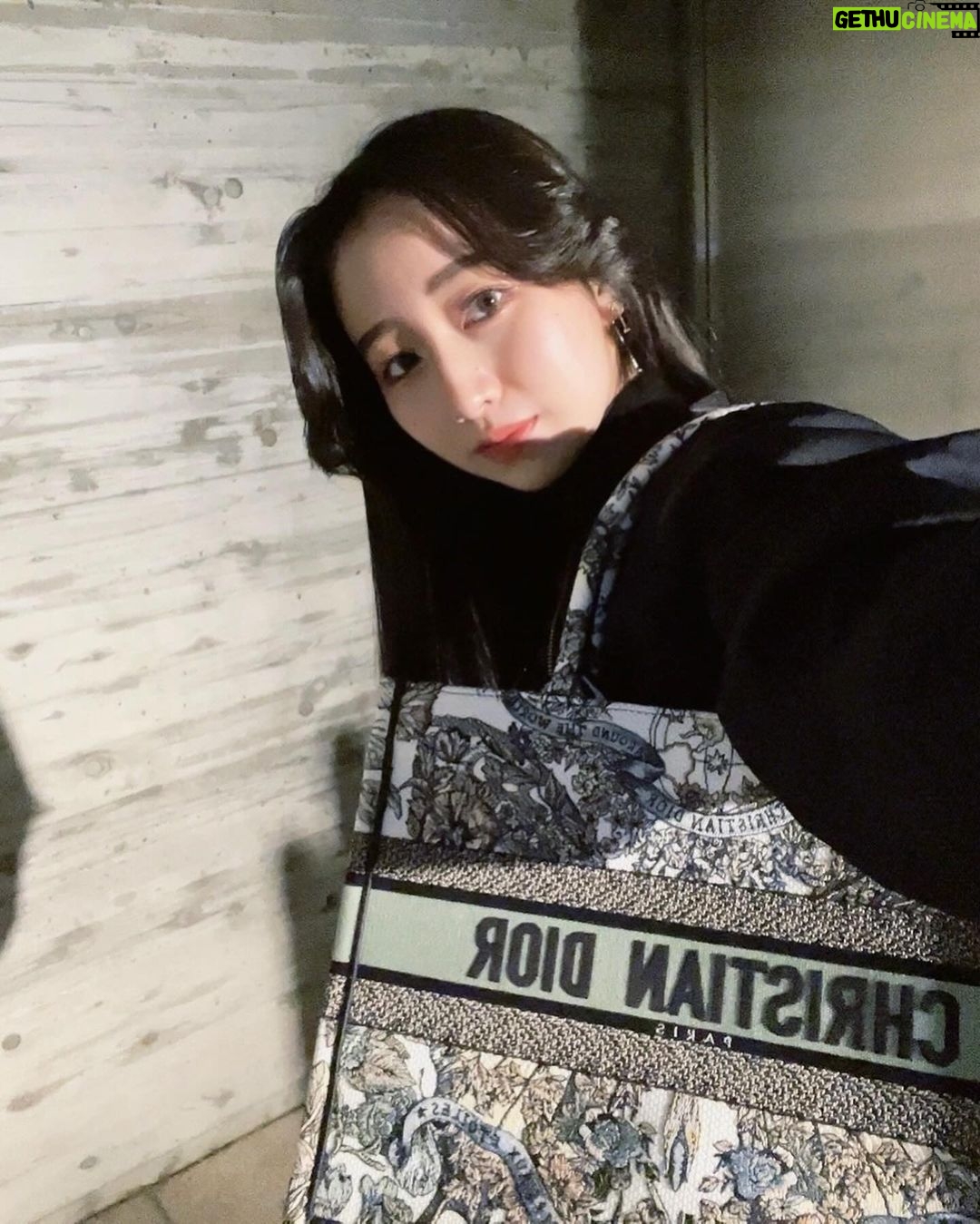 Cocomi Instagram - Dior ブックトート🥰✨ 可愛すぎですね〜。。。♡ @Dior Santa Claus 🎅🩶🤍 ・ ヒール履いてる時は壁に寄りかかって足を少し前に置いてピーンと膝を真っ直ぐにすると盛れます👀 ・ 📸by 妹シスター豆アマゾン ・ #ootd