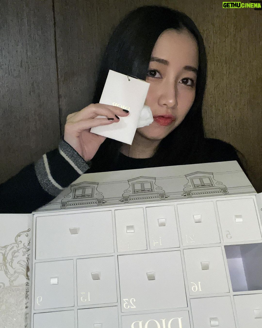 Cocomi Instagram - クリスマスへのカウントダウンが楽しすぎます🎄🎅 @diorbeauty Diorのアドヴェントカレンダー。 24個のミニチュアアイテムが収められてます。毎日開けるのがウキウキすぎる。。。!🥰✨💕