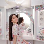 Cocomi Instagram - 💕✨【ブドワール】✨💕 ショーの前にモデルさんがヘアメイクをして、美しさの仕上げにミス ディオールの香りを纏う特別なドレスルーム “ブドワール”。 その可憐な花々の香りに包まれ、美しさが溢れる空間にインスパイアされた「ミス ディオール ブルーミング ブドワール コレクション」の中でも、「ディオールスキン フォーエヴァー クッション パウダ―」が、パッケージも可愛く、素敵でした。あと、5枚目のサンククルールアイシャドウ、可愛すぎです。 @diorbeauty @dior #ミスディオール